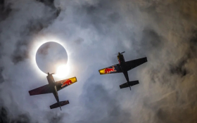 Kevin Coleman et Pete McLeod volent en tandem à seulement un mètre de distance, à 1 500 pieds dans le ciel, tandis que les photographes renommés Mason Mashon et Dustin Snipes les photographient depuis le sol. (Crédit photo : Red Bull Pool)